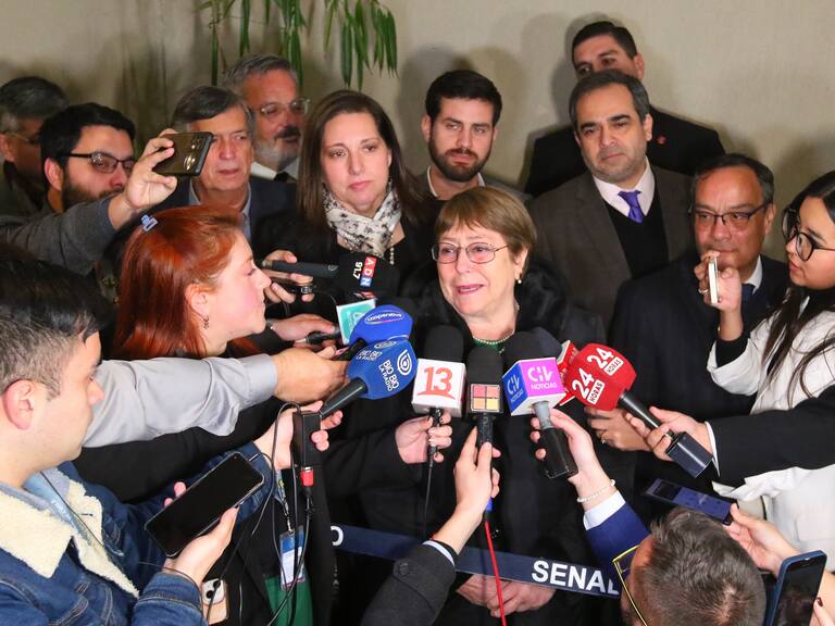 10 DE JULIO DE 2024/VALPARAISO
Ex presidenta Michelle Bachelet se retira luego de almorzar junto a los timoneles del oficialismo y la DC en el Congreso Nacional.
FOTO: YVO SALINAS/AGENCIAUNO