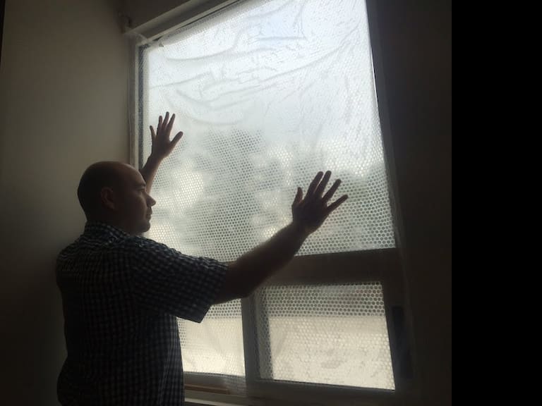 Truco viral en TikTok: ¿Realmente el plástico de burbujas aísla del frío?