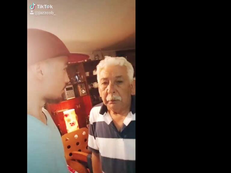 TikToker desmintió a su abuelo quien aseguró «no tener internet» en entrevista de TVN: sacó carcajadas en redes sociales