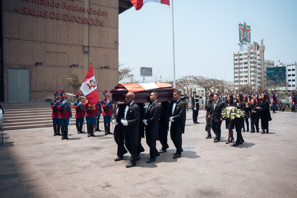 A la sede del ministerio de cultura del Perú llega el féretro con el fallecido exdictador Alberto Fujimori en la ciudad de Lima