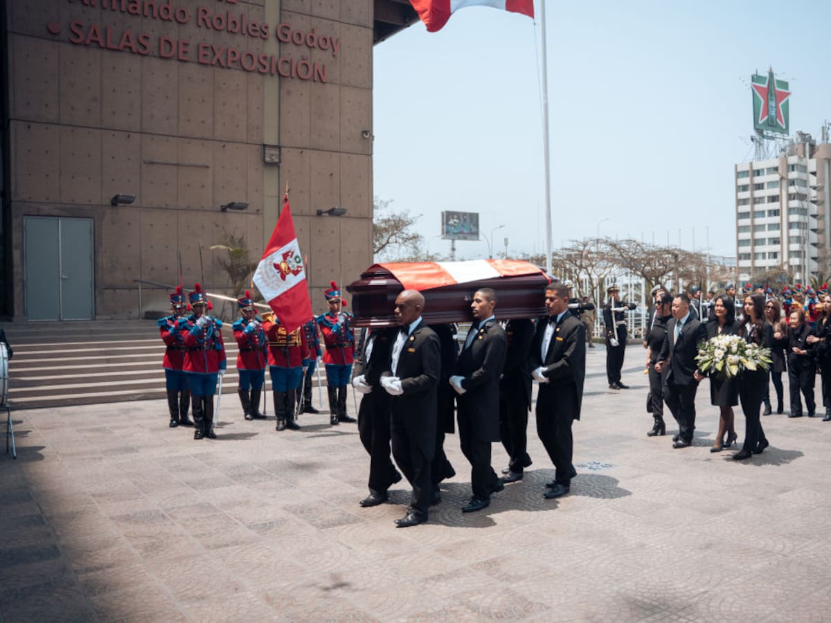 Perú: velorio del exdictador Alberto Fujimori se ve rodeado de aguas servidas en las calles