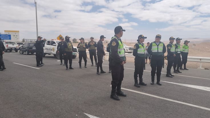 policías peruanos armados son detenidos en territorio chileno