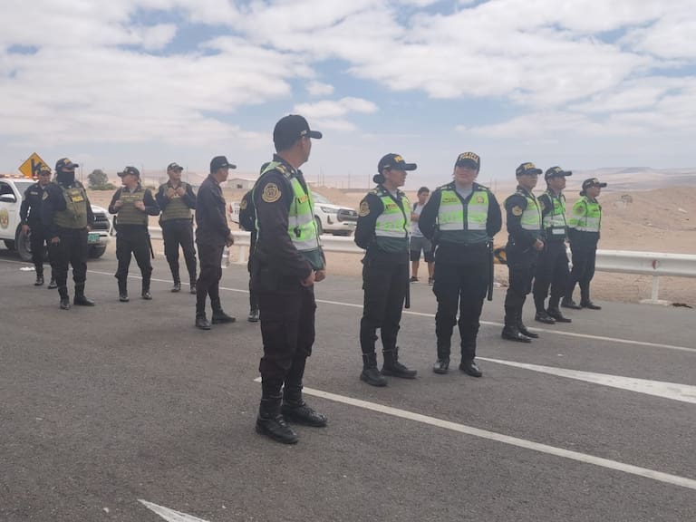 policías peruanos armados son detenidos en territorio chileno