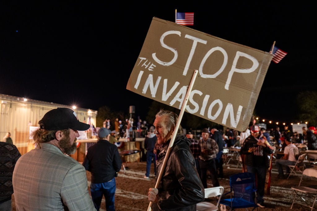 Un evento de la ultraderecha de Estados Unidos en contra de la migración se realiza en una localidad del estado de Arizona.