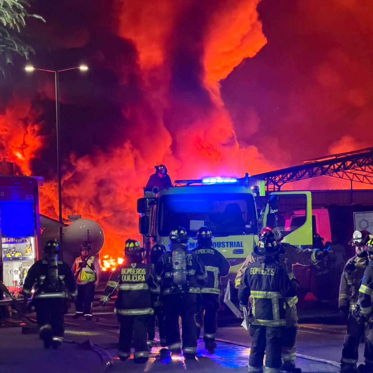 Incendio químico en Quilicura: gigantescas llamas y explosiones afectan planta de Panimex