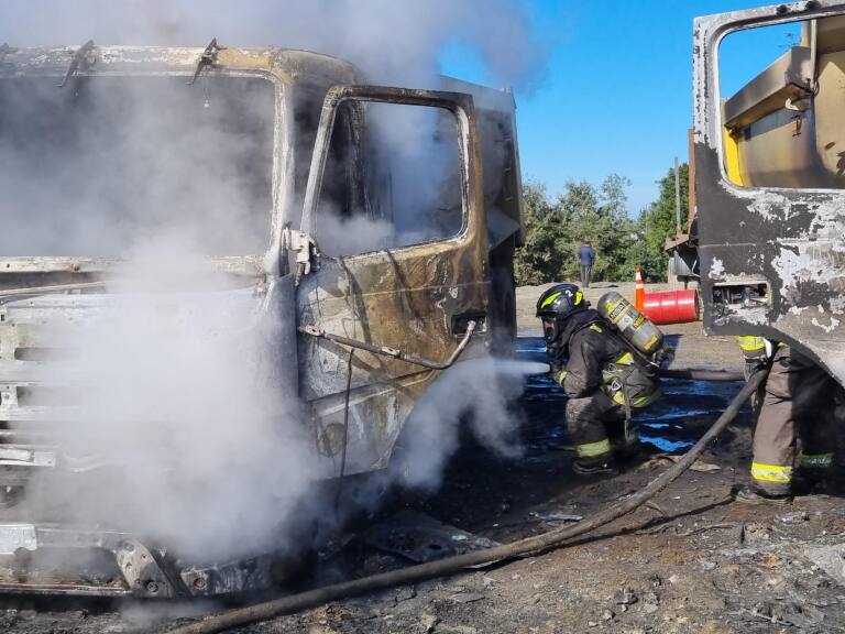 Ataque de grupo armado en La Araucanía deja dos camiones forestales y un vehículo municipal quemados