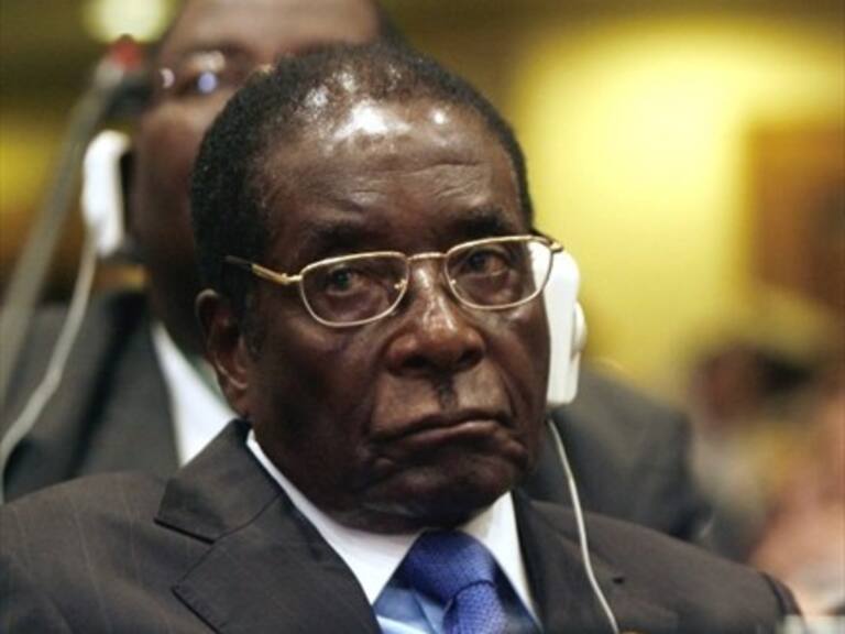 Se demoró 37 años: Mugabe deja el gobierno de Zimbabue