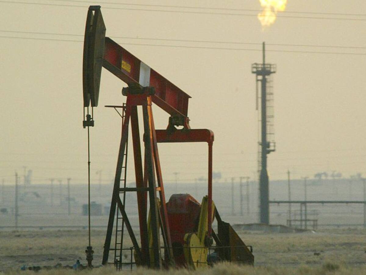 Ecuador planea retirar subsidio estatal al petróleo tras histórico desplome