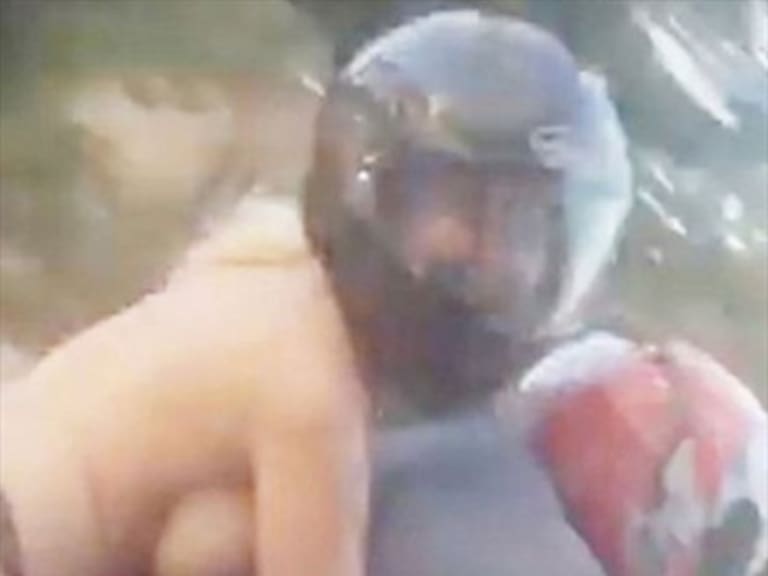 Mujer rusa es captada andando casi desnuda en una moto