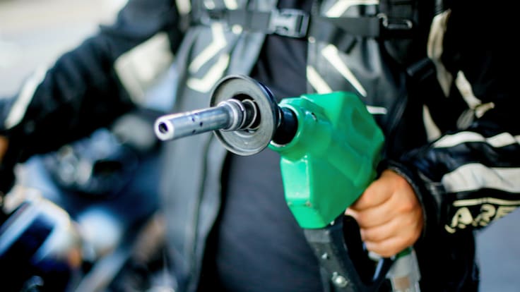 Tras alza de combustibles: cuánto se paga por kilómetro en autos eléctricos y bencineros