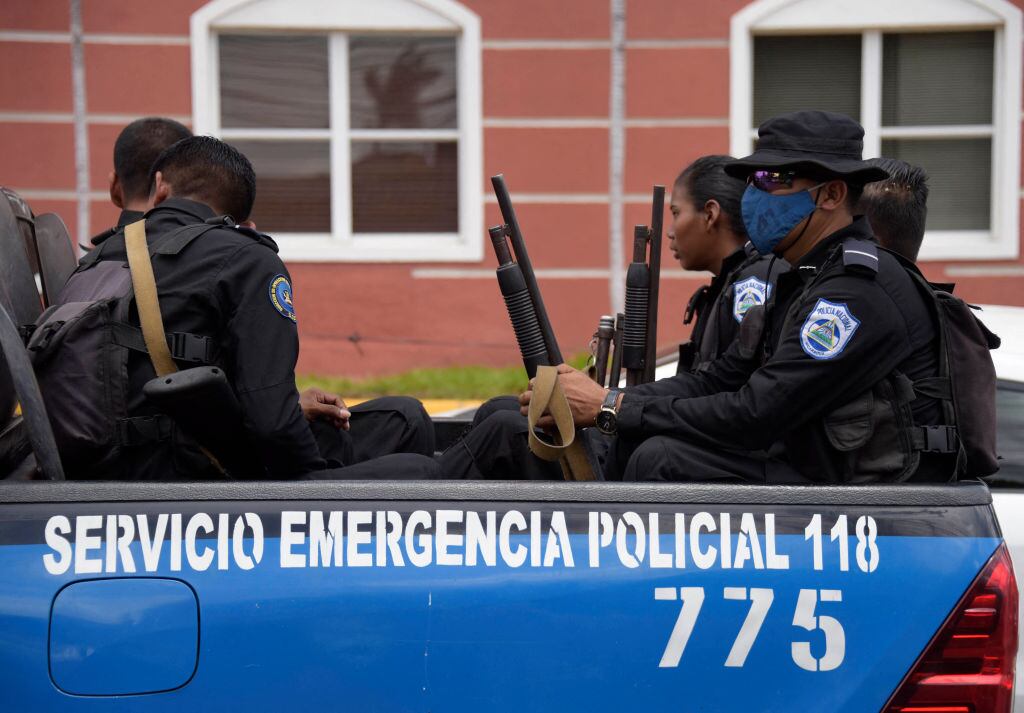 Policías de Nicaragua vigilan las calles en búsqueda de opositores