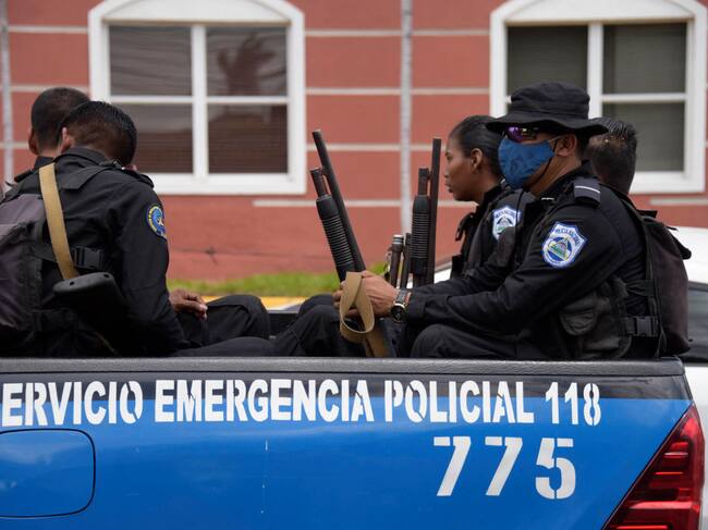 Policías de Nicaragua vigilan las calles en búsqueda de opositores