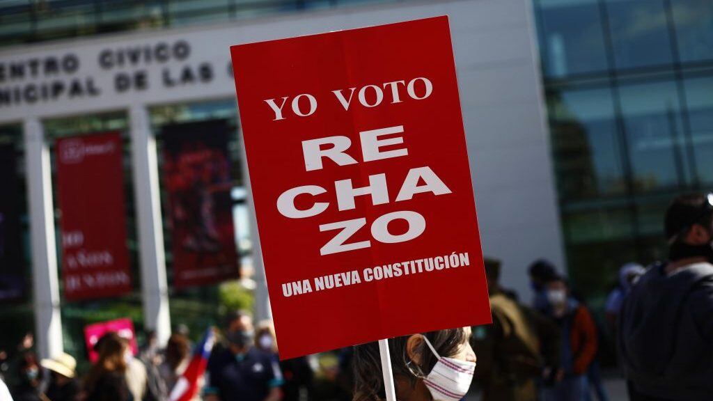 26 de Septiembre de 2020/SANTIAGOUn manifestante con un cartel, durante el Punto de Prensa del Comando Ciudadano por el Rechazo integrado por las organizaciones
FOTO: MAURICIO MENDEZ/ AGENCIAUNO