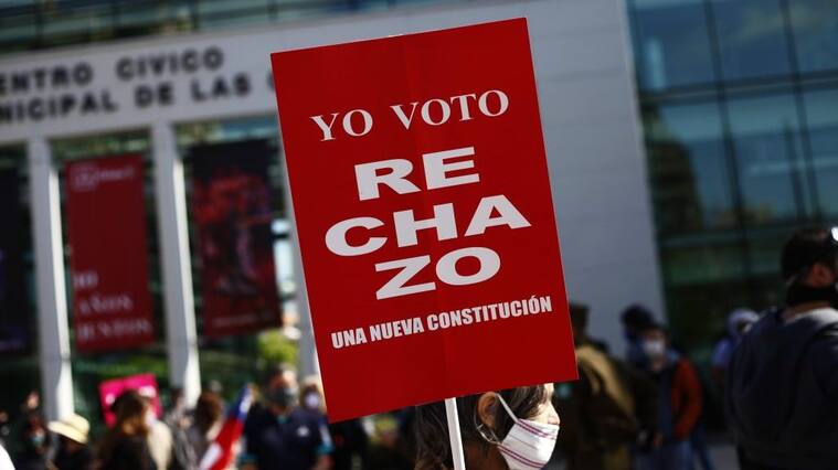 26 de Septiembre de 2020/SANTIAGOUn manifestante con un cartel, durante el Punto de Prensa del Comando Ciudadano por el Rechazo integrado por las organizaciones
FOTO: MAURICIO MENDEZ/ AGENCIAUNO