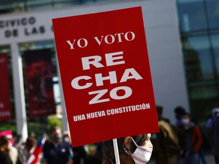 26 de Septiembre de 2020/SANTIAGOUn manifestante con un cartel, durante el Punto de Prensa del Comando Ciudadano por el Rechazo integrado por las organizaciones
FOTO: MAURICIO MENDEZ/ AGENCIAUNO