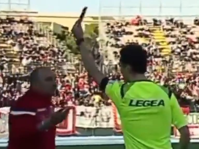 Entrenador italiano fue expulsado tras agredir a uno de sus jugadores