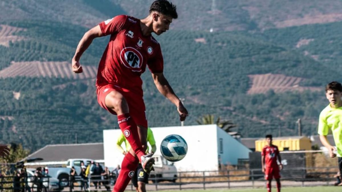 Es chileno, se fue de Unión La Calera y ahora da el salto a Europa: “Mi modelo a seguir es Olivier Giroud”