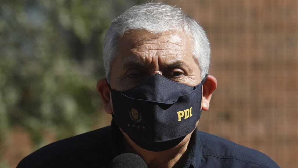 15 de Abril de 2021/SANTIAGO El Director General de la PDI, Héctor Espinosa,  informa sobre el resultado de la Operación 320, investigación desarrollada por detectives de la Brigada Investigadora de Robos e Intervención Criminalística, en coordinación con la Fiscalía Local de Las Condes, y que permitió la detención de 7 sujetos (2 menores) que integraban una banda criminal, estableciendo su participación en al menos 23 delitos de robos con intimidación, modalidades conocidas como encerronas y portonazos cuyas víctimas se desplazaban en vehículos de alta gama, en su mayoría perpetrados en el sector oriente de la capital, desde diciembre de 2020 a la fecha.
FOTO: CRISTOBAL ESCOBAR/AGENCIAUNO