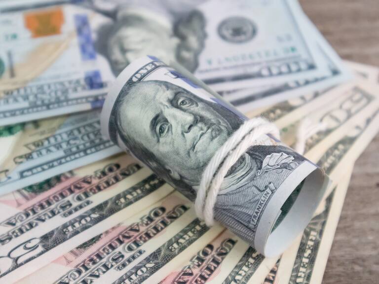 Venezuela se prepara para retomar la venta oficial de dólares para evitar crisis cambiaria