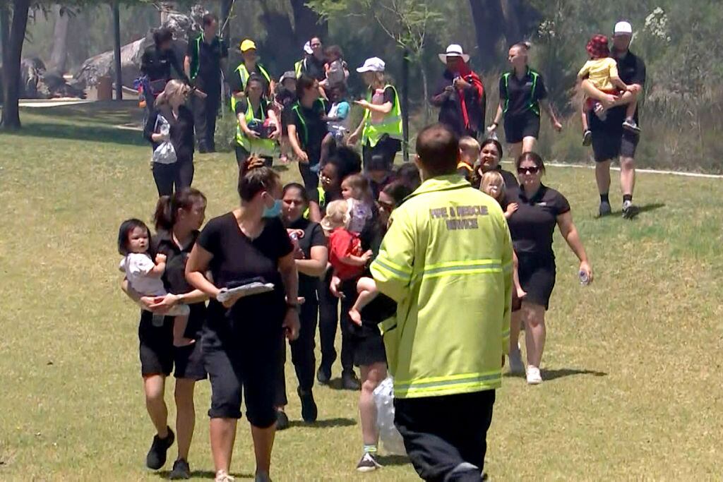 Bomberos realizan evacuación preventiva en Perth de Australia