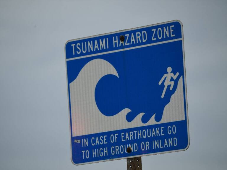 Cartel avisa zona de seguridad por tsunami en una playa de California