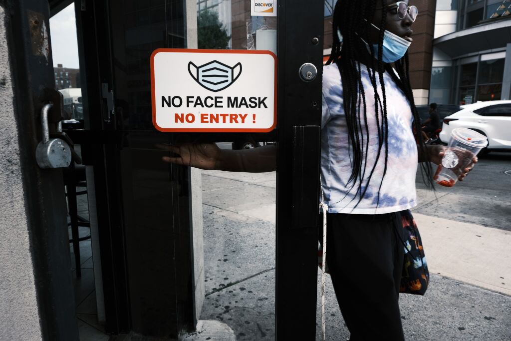 Tienda en Brooklyn informa el requisito del uso de mascarilla