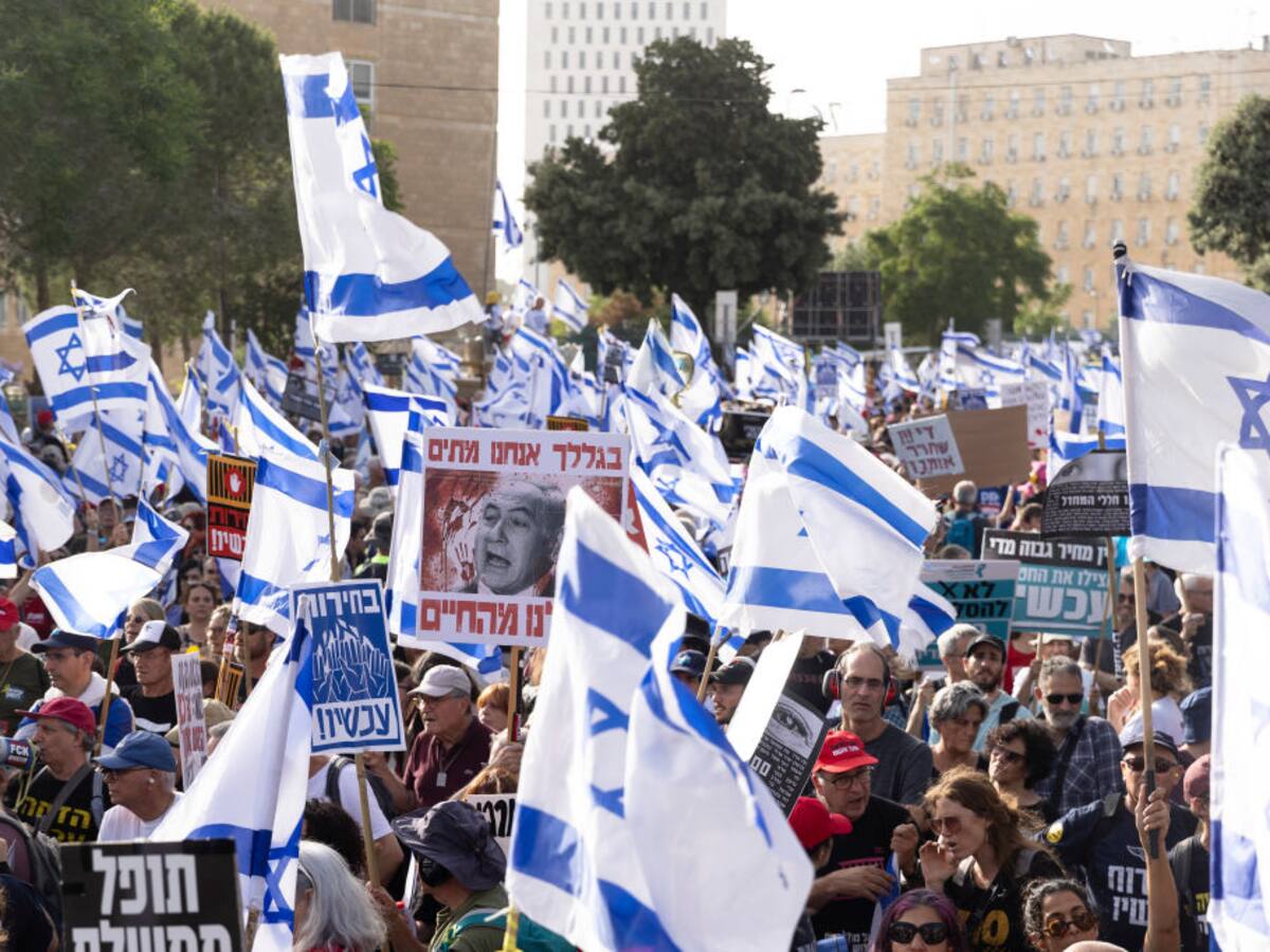 “El peor primer ministro”: masivas protestas en Israel exigen la renuncia de Benjamin Netanyahu