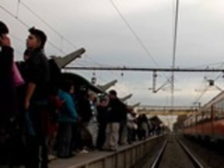 Vecinos de Lo Espejo se tomaron vía férrea en reclamo al proyecto Rancagua Express
