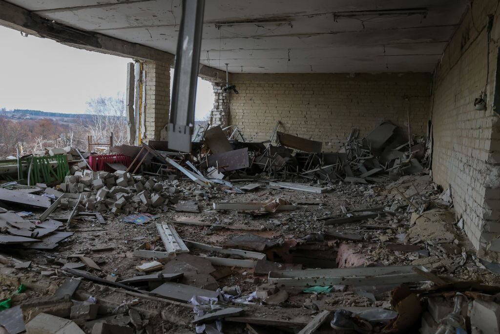 Una estructura destruida tras un ataque en la ciudad de Járkov en Ucrania