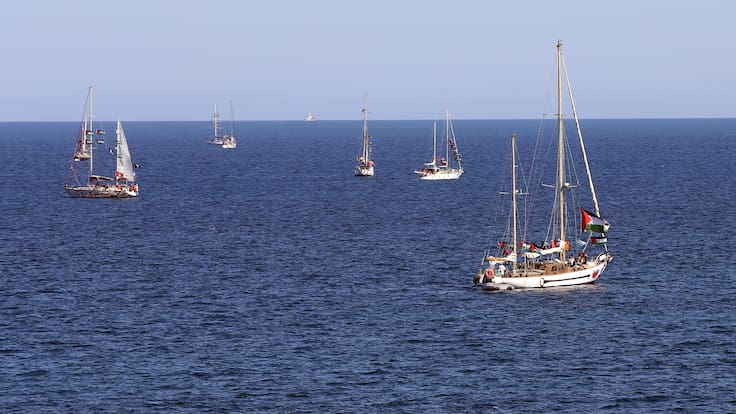 Flotilla con siete chilenos denuncia hostigamiento con drones en ruta a Gaza y activa protocolos de seguridad