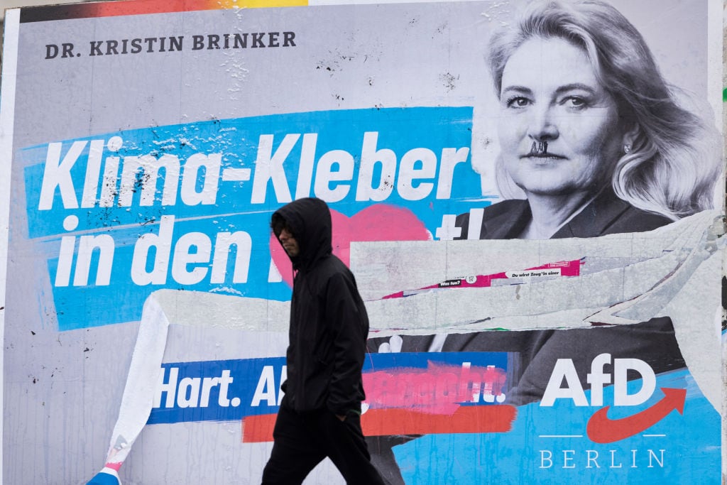 La candidata del partido de la ultraderecha de Alemania pintada como Adolf Hitler