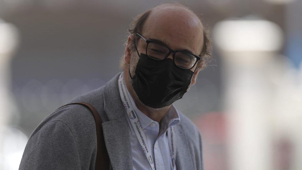 03 de Enero de 2022/SANTIAGOEl constituyente,Fernando Atria,  camina por el Ex Congreso de Santiago, durante una nueva jornada de trabajo.
FOTO :CRISTOBAL ESCOBAR /AGENCIAUNO