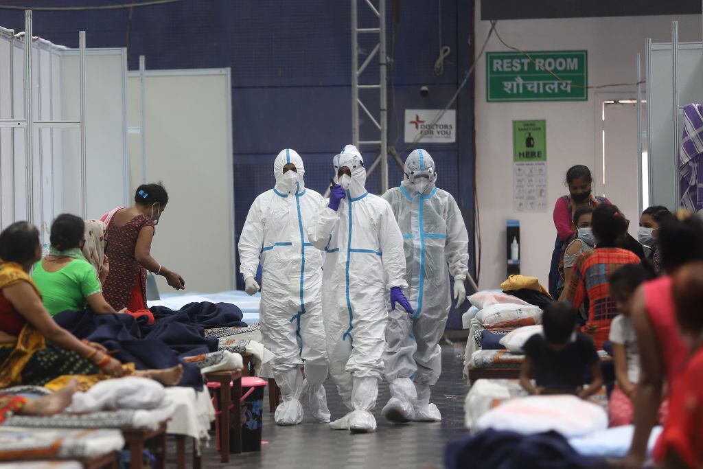 Trabajadores de la salud revisan un hospital de campaña en Nueva Delhi