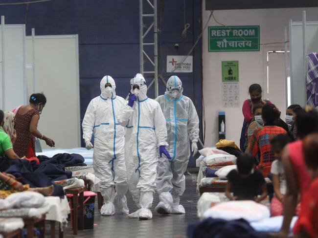 Trabajadores de la salud revisan un hospital de campaña en Nueva Delhi