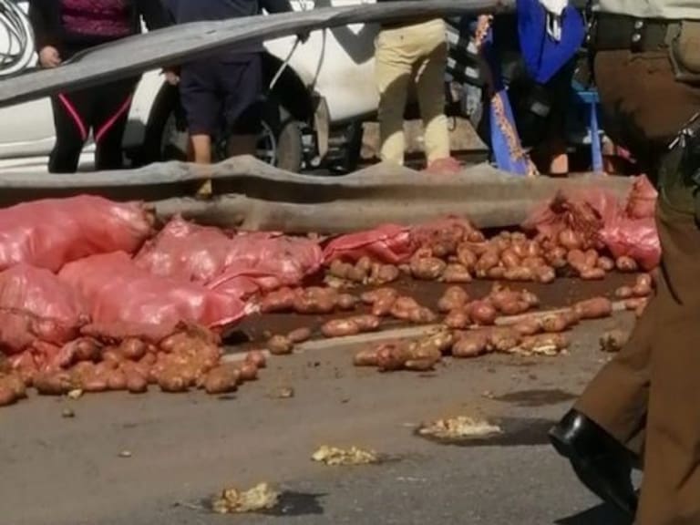 Tráfico de vehículos genera volcamiento de camión con sacos de papas en Los Ángeles