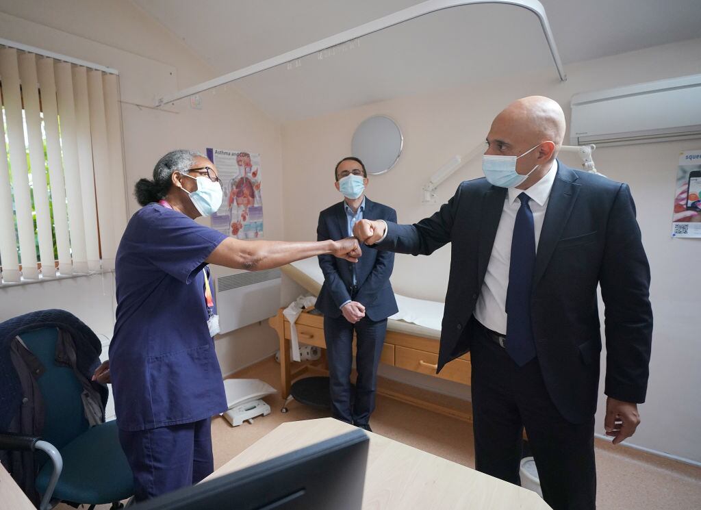 El ministro de salud británico Sajid Javid visita un centro médico en Londres