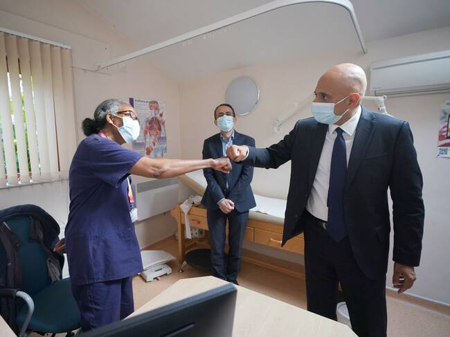 El ministro de salud británico Sajid Javid visita un centro médico en Londres