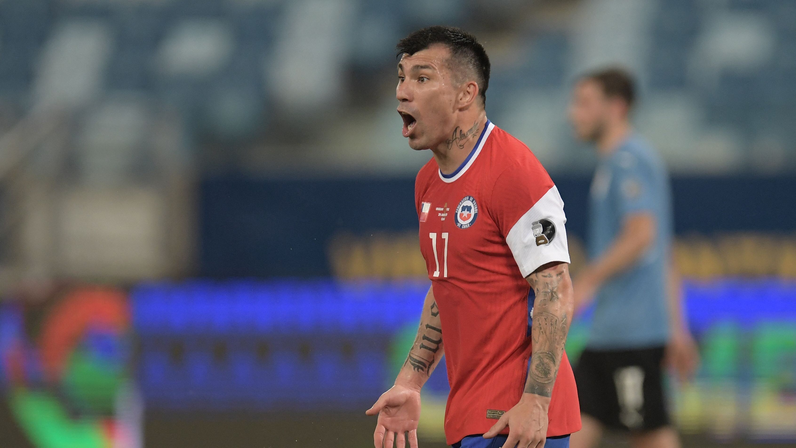 Chile's Gary Medel gestures during the Conmebol Copa America 2021 football tournament group phase match against Uruguay at the Pantanal Arena in Cuiaba, Brazil, on June 21, 2021. (Photo by DOUGLAS MAGNO / AFP) (Photo by DOUGLAS MAGNO/AFP via Getty Images)