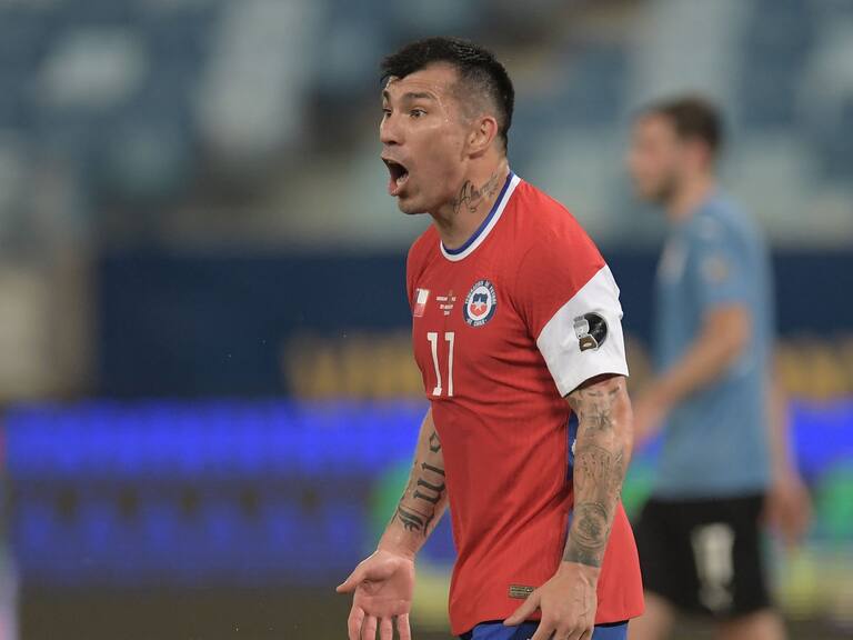 Chile's Gary Medel gestures during the Conmebol Copa America 2021 football tournament group phase match against Uruguay at the Pantanal Arena in Cuiaba, Brazil, on June 21, 2021. (Photo by DOUGLAS MAGNO / AFP) (Photo by DOUGLAS MAGNO/AFP via Getty Images)