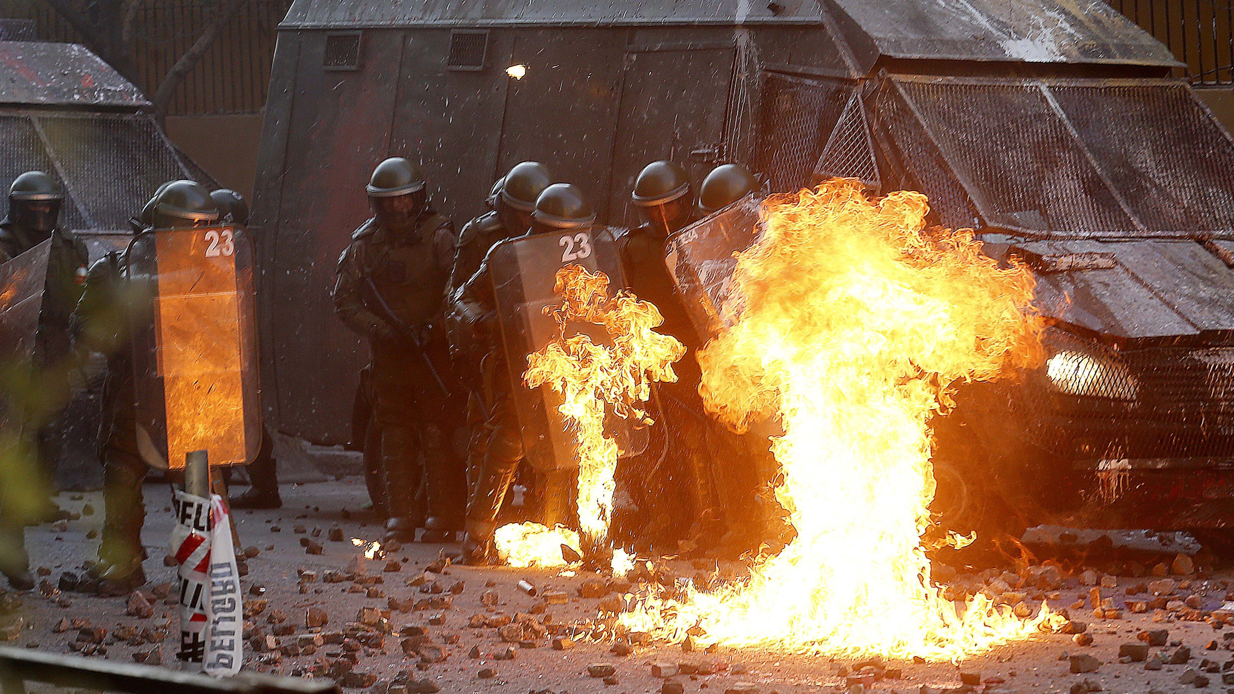 Condena por lanzamiento de artefacto incendiario a Carabineros