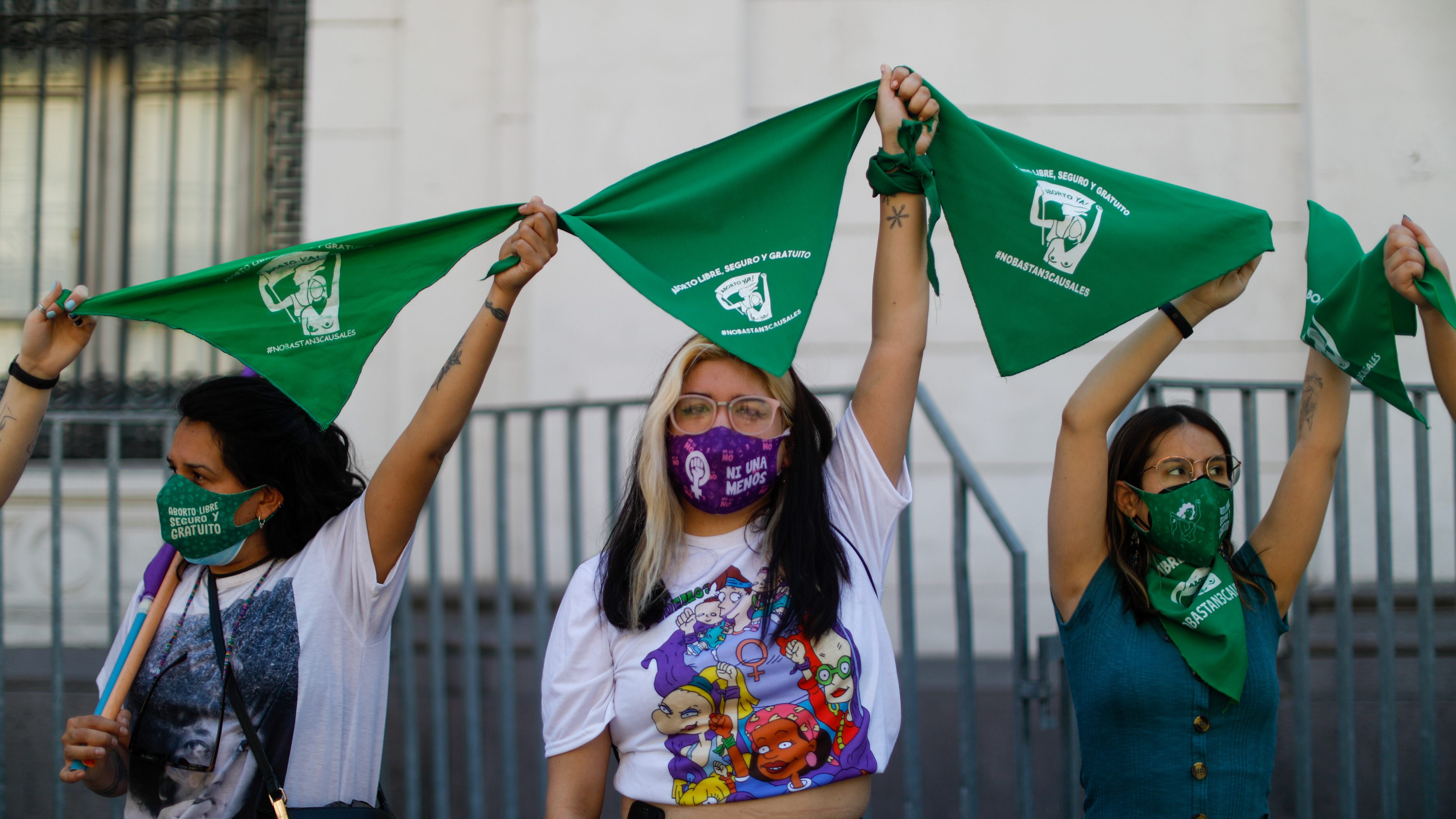 28 de Septiembre de 2021 /SANTIAGO En el Día de Acción Global por el Aborto Legal y Seguro en América Latina y el Caribe, desde Chile las organizaciones que forman parte de la Mesa de Acción por el Aborto en Chile convocaron a rodear de pañuelos verdes la Convención Constitucional en el Ex Congreso en Santiago.
FOTO CRISTOBAL ESCOBAR /AGENCIAUNO