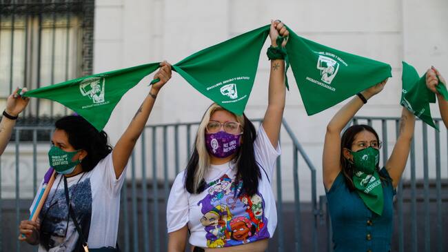 28 de Septiembre de 2021 /SANTIAGO En el Día de Acción Global por el Aborto Legal y Seguro en América Latina y el Caribe, desde Chile las organizaciones que forman parte de la Mesa de Acción por el Aborto en Chile convocaron a rodear de pañuelos verdes la Convención Constitucional en el Ex Congreso en Santiago.
FOTO CRISTOBAL ESCOBAR /AGENCIAUNO