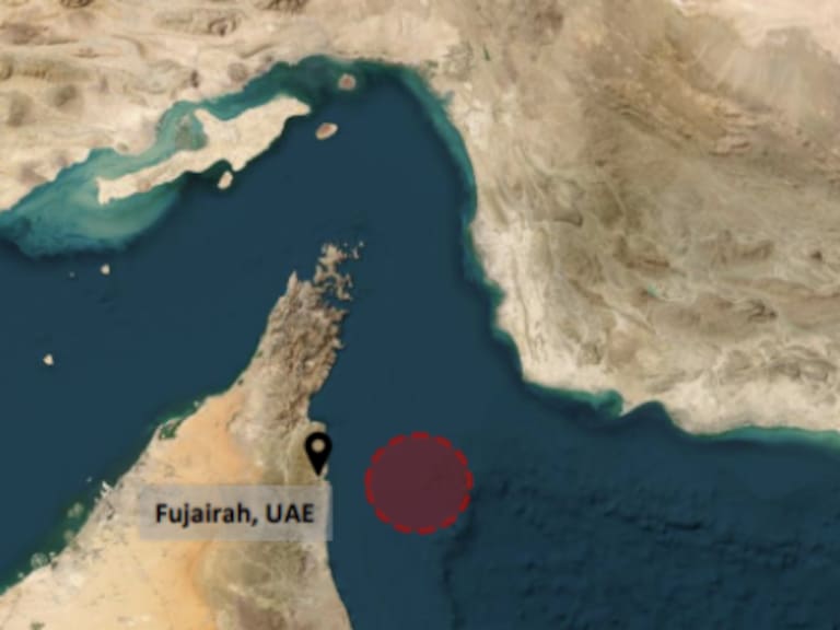 Atacan instalaciones de Irán cerca del estrecho de Ormuz