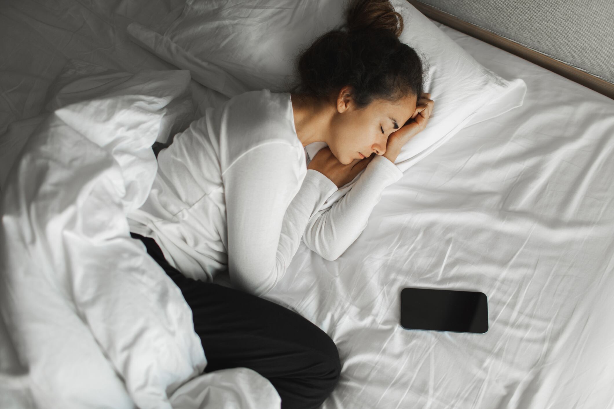 ¿Dormir hasta tarde los fines de semana compensa la falta de sueño? Esto dicen los expertos