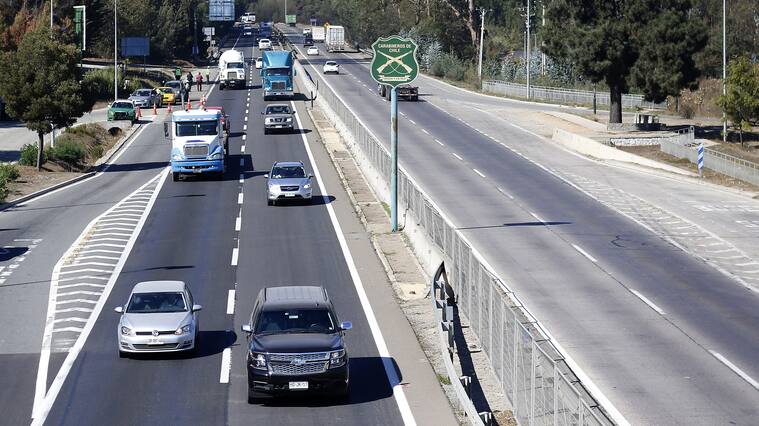17 DE ABRIL DE 2019/VALPARAISOCarabineros realiza controles vehiculares en la Ruta 68, a la altura de la Tenencia Peñuelas, de cara al feriado largo de Semana Santa, en donde se esperan que ingresen unos 90 mil automóviles.
FOTO: LEONARDO RUBILAR CHANDIA/AGENCIAUNO