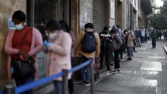 19 de Abril de 2021/SANTIAGO Personas hacen una fila en la sucursal de Chile Atiende, en la esquina de Teatinos con Santo Domingo, para realizar el tramite del Bono de clase media.
FOTO: CRISTOBAL ESCOBAR/AGENCIAUNO