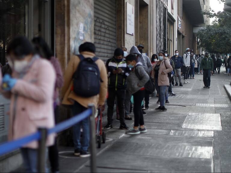 19 de Abril de 2021/SANTIAGO Personas hacen una fila en la sucursal de Chile Atiende, en la esquina de Teatinos con Santo Domingo, para realizar el tramite del Bono de clase media.
FOTO: CRISTOBAL ESCOBAR/AGENCIAUNO