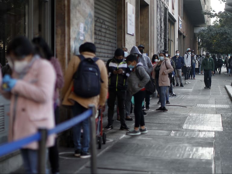 19 de Abril de 2021/SANTIAGO Personas hacen una fila en la sucursal de Chile Atiende, en la esquina de Teatinos con Santo Domingo, para realizar el tramite del Bono de clase media.

FOTO: CRISTOBAL ESCOBAR/AGENCIAUNO