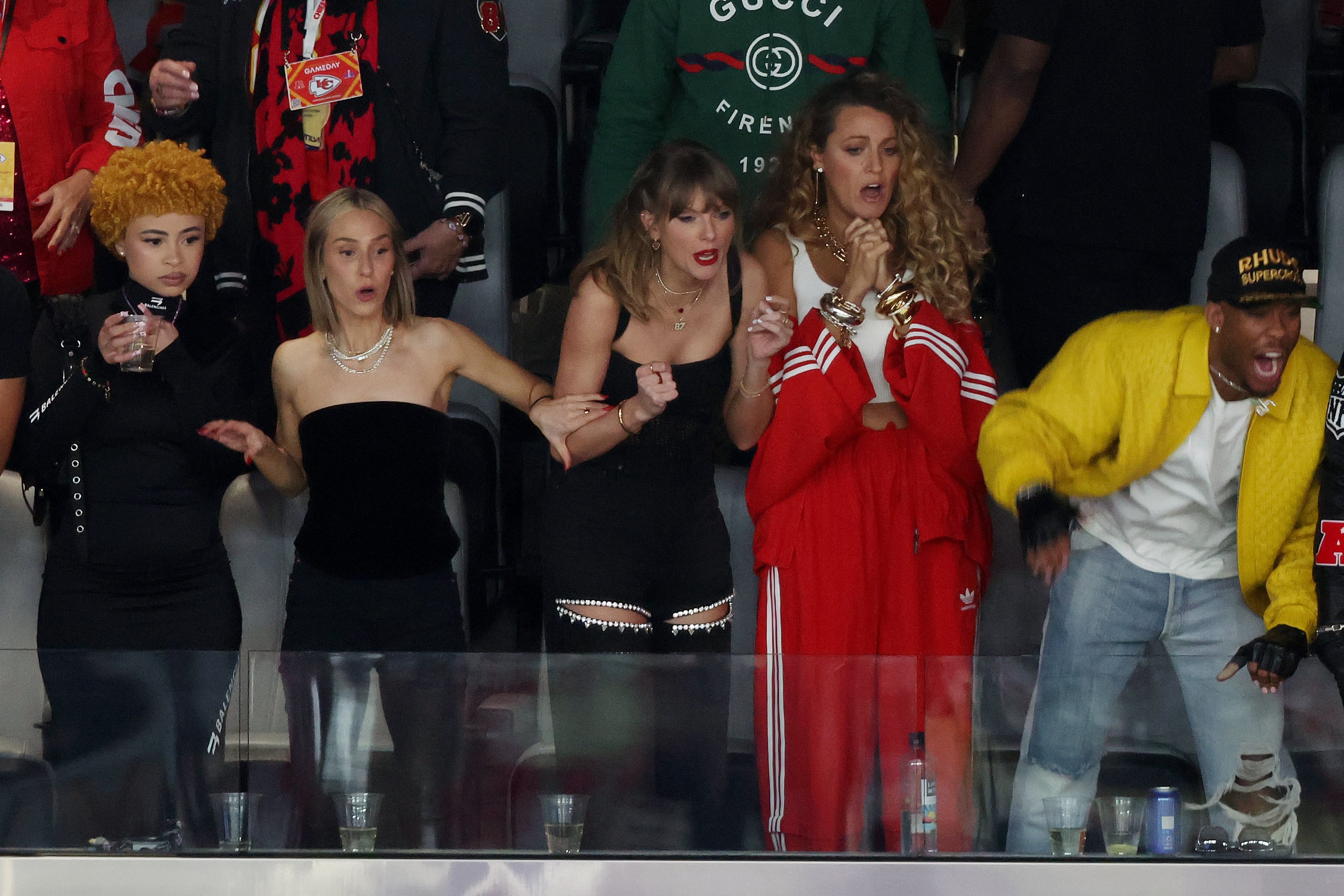 Ice Spice, Ashley Avignone, Taylor Swift y Blake Lively durante el Super Bowl LVIII / Getty Images