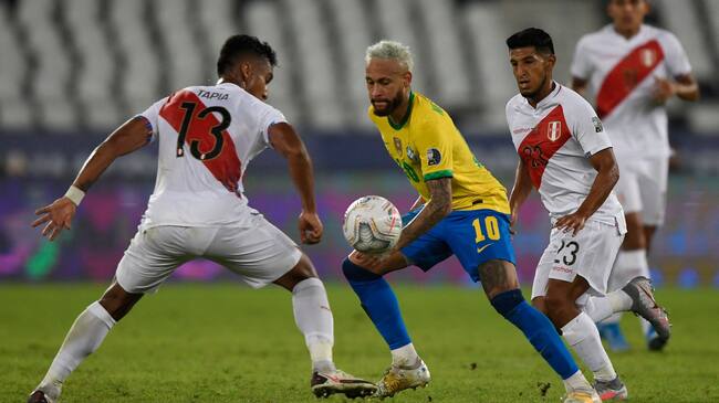 Peru's Renato Tapia (L) and Brazil's Neymar vie for the ball during their Conmebol Copa America 2021 football tournament group phase match at the Nilton Santos Stadium in Rio de Janeiro, Brazil, on June 17, 2021. (Photo by MAURO PIMENTEL / AFP) (Photo by MAURO PIMENTEL/AFP via Getty Images)